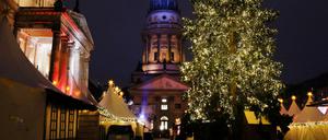 Wieder schön illuminiert. Die Weihnachtsbuden am Gendarmenmarkt. Aber die Romantik hat Schattenseiten. 