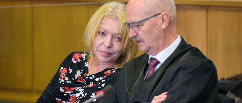 Klägerin Petra U. gemeinsam mit ihrem Anwalt Arnold Heim im Landgericht in Saarbrücken (Saarland). Ihr Antrag wurde abgewiesen.