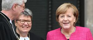Im Gespräch: Der EKD-Ratsvorsitzende Heinrich Bedford-Strohm (l-r), Ilse Junkermann, Landesbischöfin der Evangelischen Kirche in Mitteldeutschland, und Bundeskanzlerin Angela Merkel (CDU) vor Beginn des Festakts des 500. Jahrestag des Beginns der Reformation im Oktober.