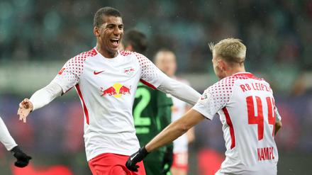 Leipzigs Bernardo jubelt mit Kevin Kampl nach seinem Treffer zum 2:0.