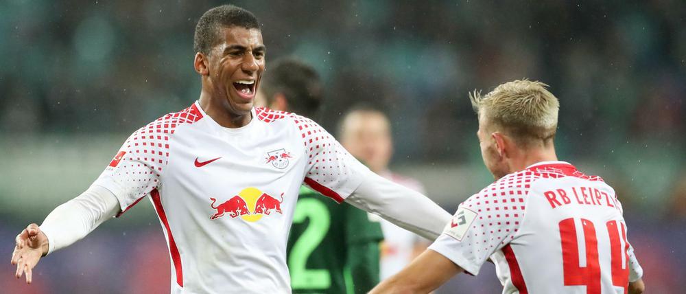 Leipzigs Bernardo jubelt mit Kevin Kampl nach seinem Treffer zum 2:0.