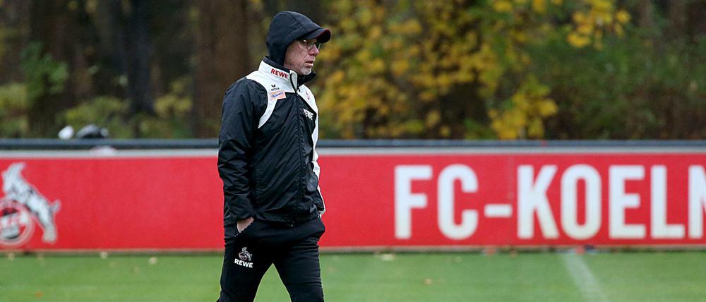 Muss noch nicht gehen: Peter Stöger bleibt vorerst in Köln - obwohl sein Verein auf dem letzten Tabellenplatz steht.