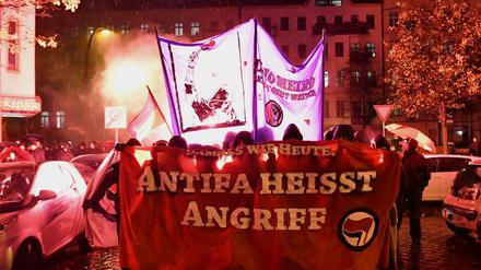 Viel Feuerwerk, aber friedlich. Szene von der Silvio-Meier-Gedenkdemo. 