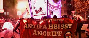 Viel Feuerwerk, aber friedlich. Szene von der Silvio-Meier-Gedenkdemo. 