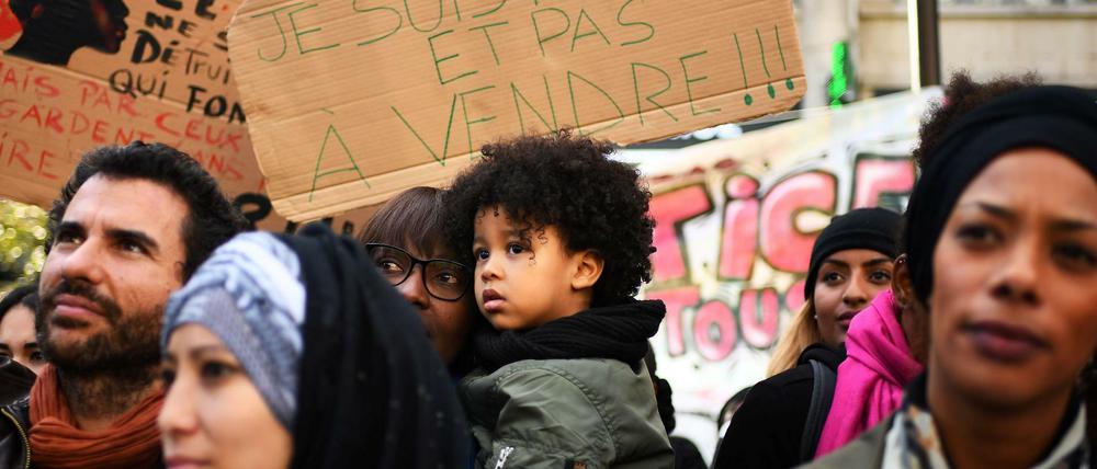 "Nicht zu verkaufen!" Diese Menschen demonstrieren in Marseille gegen die Versklavung schwarzafrikanischer Flüchtlinge in Libyen.