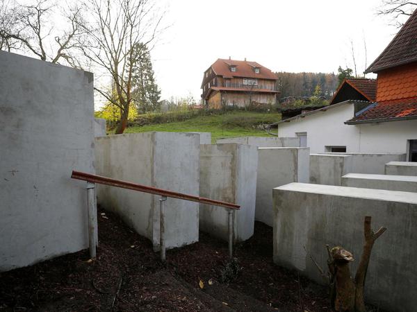 Das "Denkmal der Schande" vor Höckes Haus im thüringischen Bornhagen.