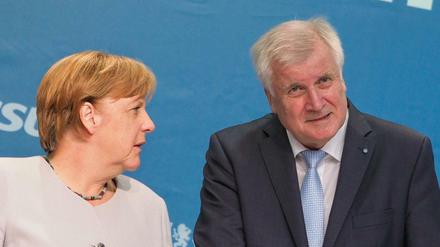Bundeskanzlerin Angela Merkel (CDU) und der CSU-Vorsitzende und bayerische Ministerpräsident Horst Seehofer