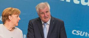 Bundeskanzlerin Angela Merkel (CDU) und der CSU-Vorsitzende und bayerische Ministerpräsident Horst Seehofer
