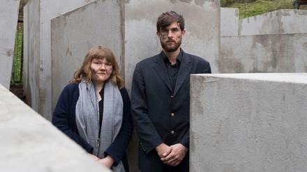 Morius Enden und Jenni Moli, Mitglieder des Künstlerkollektivs "Zentrum für Politische Schönheit", vor dem nachgebauten Holocaust-Mahnmal in Bornhagen (Thüringen). 