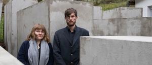 Morius Enden und Jenni Moli, Mitglieder des Künstlerkollektivs "Zentrum für Politische Schönheit", vor dem nachgebauten Holocaust-Mahnmal in Bornhagen (Thüringen). 