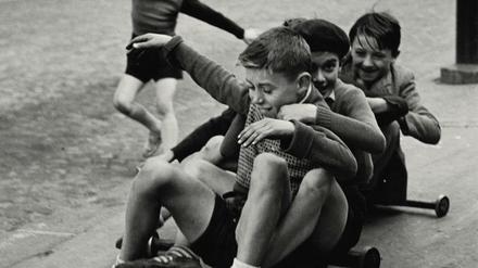 Enfants jouant, rue Edmond-Flamand, Paris (1952)