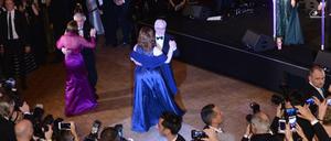 Politische Diskussionen? Aber doch bitte nicht auf der Tanzfläche. Und schon gar nicht beim Eröffnungstanz von Bundespräsident Frank-Walter Steinmeier mit Sonja Mayntz und seiner Ehefrau Elke Büdenbender mit dem Vorsitzenden der Bundespressekonferenz, Gregor Mayntz