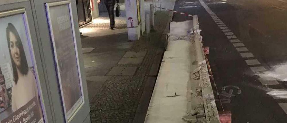 Zertrümmert. Die heruntergekrachte Betonwand wurde nach dem Unfall notdürftig beiseite geschoben und gesichert.