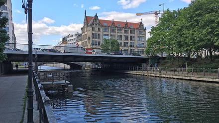Am gleichen Ort wie bislang, soll auch künftig die Neue Gertraudenbrücke über den Spreekanal führen.