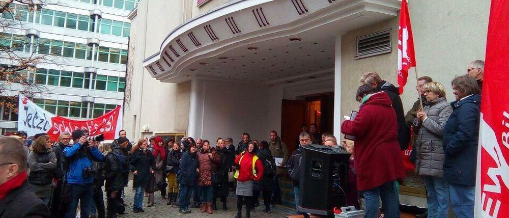 Lehrerprotest vorm Delphi-Kino.