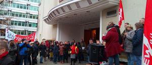 Lehrerprotest vorm Delphi-Kino.