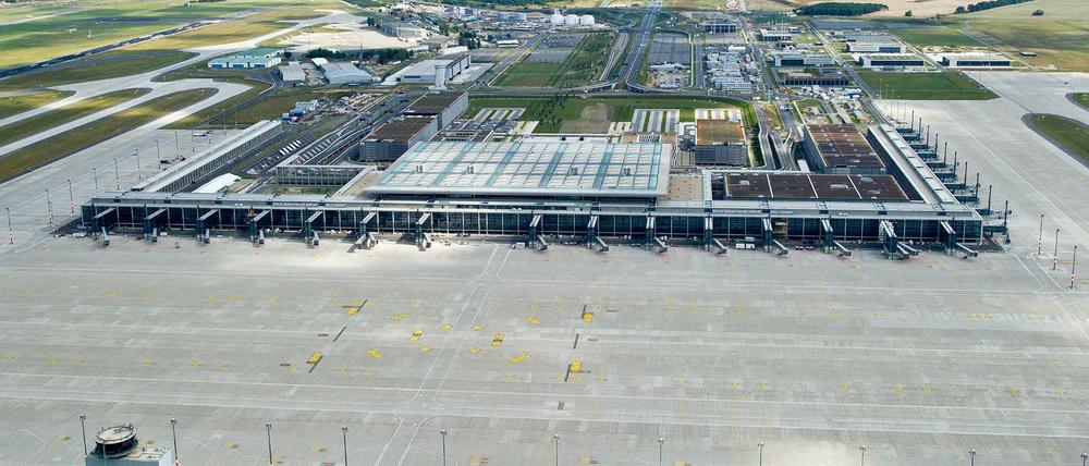 Blick aus einem Kleinflugzeug auf den Flughafen Berlin Brandenburg BER in Schönefeld.