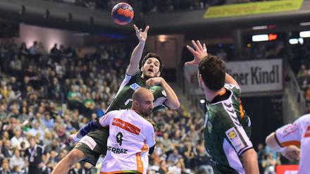 Hand in Hand. Berlins Petar Nenadic passt auf Jokov Gojun.