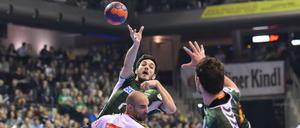 Hand in Hand. Berlins Petar Nenadic passt auf Jokov Gojun.