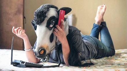 Sind Kühe in Indien mehr wert als Frauen? Diese Aufnahme gehört zu einem Kunstprojekt, das der in Delhi lebende Fotograf Sujatro Ghosh auf Instagram realisierte.