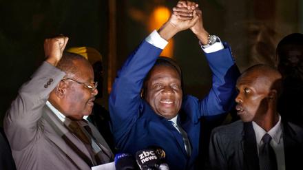 Emmerson Mnangagwa (Mitte), der designierte Nachfolger des zurückgetretenen simbabwischen Präsidenten Mugabe, grüßt am Mittwoch seine Unterstützer vor dem Hauptquartier der Regierungspartei Zanu-PF in Harare (Simbabwe). 