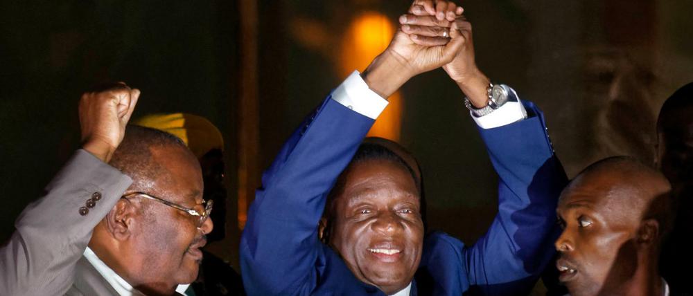 Emmerson Mnangagwa (Mitte), der designierte Nachfolger des zurückgetretenen simbabwischen Präsidenten Mugabe, grüßt am Mittwoch seine Unterstützer vor dem Hauptquartier der Regierungspartei Zanu-PF in Harare (Simbabwe). 