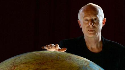 Der Direktor des Institutes für Klimafolgenforschung in Potsdam, Hans Joachim Schellnhuber, hinter einer Weltkugel.