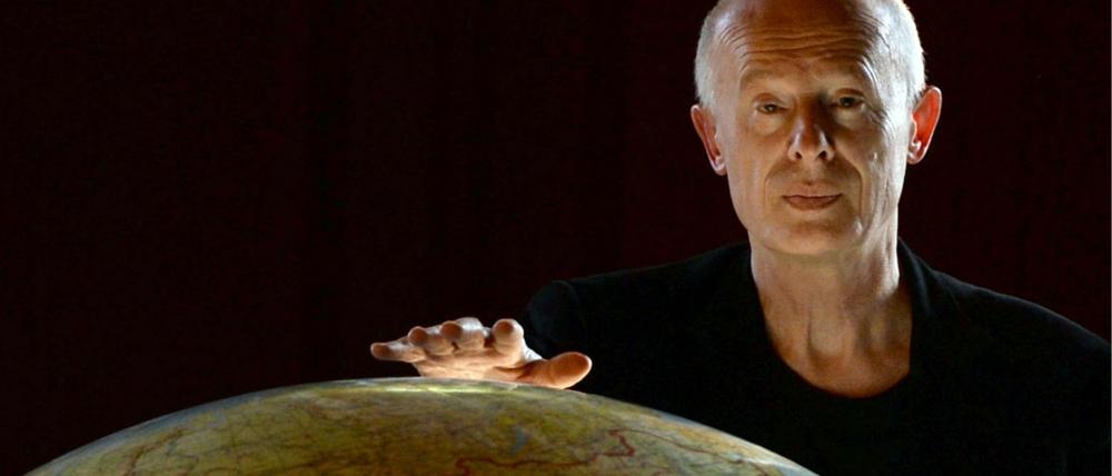 Der Direktor des Institutes für Klimafolgenforschung in Potsdam, Hans Joachim Schellnhuber, hinter einer Weltkugel.
