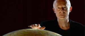 Der Direktor des Institutes für Klimafolgenforschung in Potsdam, Hans Joachim Schellnhuber, hinter einer Weltkugel.