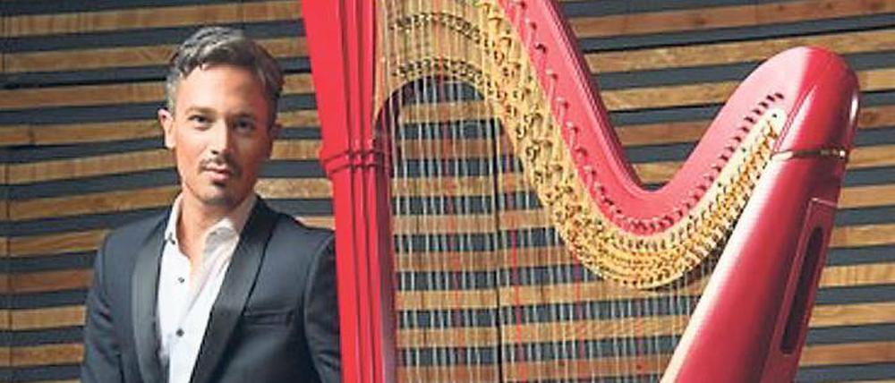 Virtuose an der Harfe. Emmanuel Ceysson und sein Instrument.