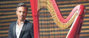 Virtuose an der Harfe. Emmanuel Ceysson und sein Instrument. 