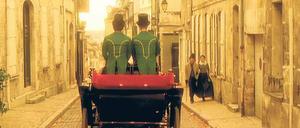 Der Fluch der Wiederholung. Im Kostümfilmloop „City Self / Country Self“ übernimmt Rodney Graham eine Doppelrolle. Immer und immer wieder tritt der Dandy dem Bauerntölpel in den Hintern.