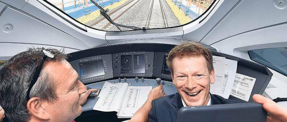 Selfie mit Chef. Bahnchef Richard Lutz (re.) war schon mal begeistert, als er im Sommer zur Probefahrt im ICE-Führerstand saß.