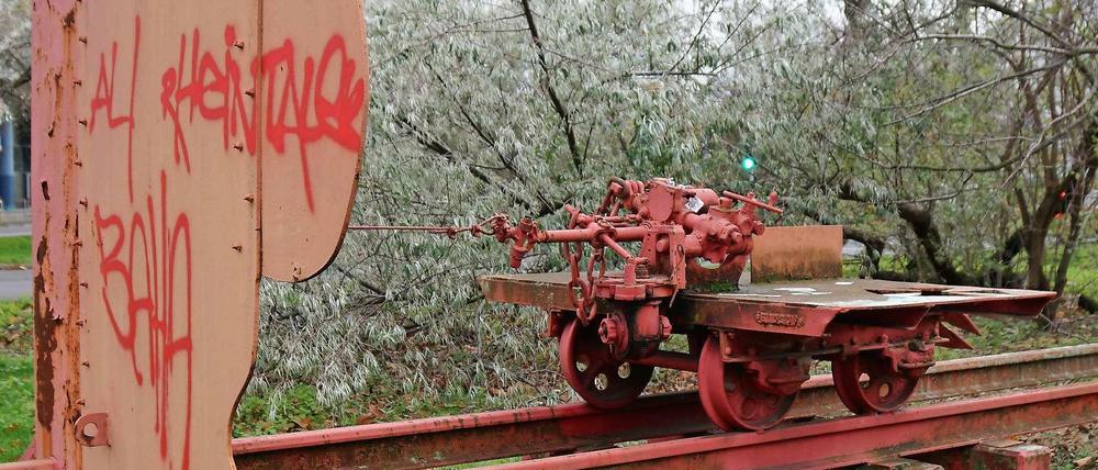 Das Rosa-Luxemburg-Denkmal am Spichernplatz ist verrostet und beschmiert. Doch nun soll sich das ändern.