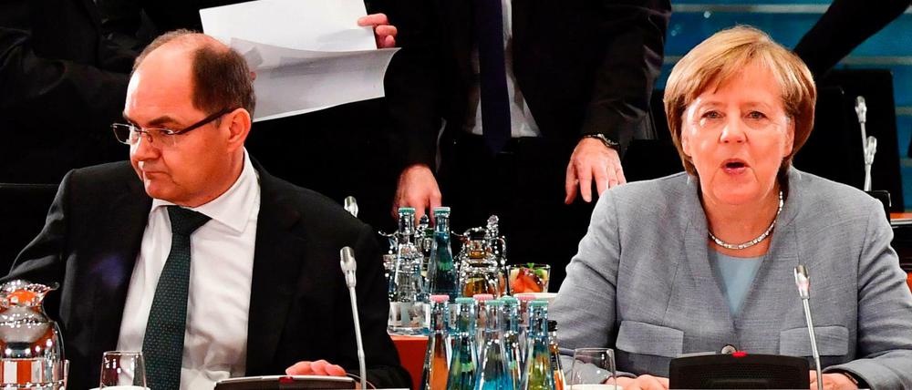 Bundeslandwirtschaftsminister Christian Schmidt und Bundeskanzlerin Angela Merkel auf dem "Dieselgipfel" am 28.11.17. in Berlin. 