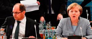 Bundeslandwirtschaftsminister Christian Schmidt und Bundeskanzlerin Angela Merkel auf dem "Dieselgipfel" am 28.11.17. in Berlin. 