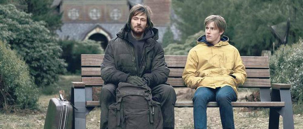 Kommen und Gehen: Der Bruder von Jonas (Louis Hofmann, rechts) ist verschwunden, der Fremde (Andreas Pietschmann) kann ihm nicht helfen. Eine Zeitmaschine bringt das Leben der Menschen in der fiktiven Kleinstadt Winden durcheinander.