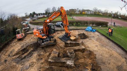 Ein Bagger zerstört im Hein-Kling Stadion in Hamburg-Billstedt ein Hakenkreuz aus Beton neben dem Sportplatz.