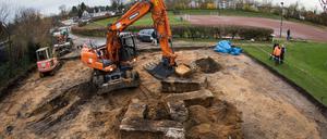 Ein Bagger zerstört im Hein-Kling Stadion in Hamburg-Billstedt ein Hakenkreuz aus Beton neben dem Sportplatz.