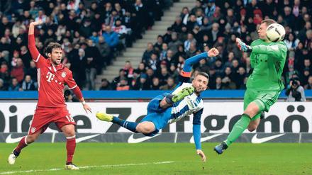 Alles andere als ein Luftikus. Herthas Mittelstürmer Vedad Ibisevic bei der Arbeit, hier im Frühjahr gegen den FC Bayern und Torwart Manuel Neuer. 