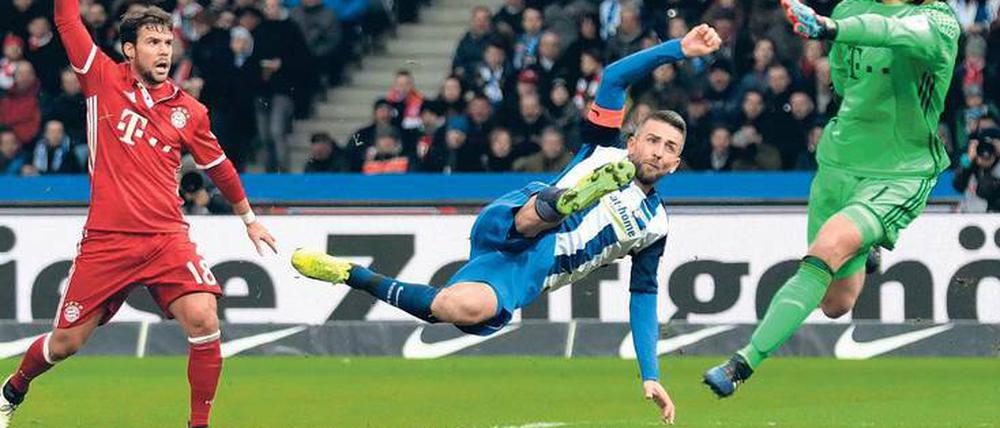 Alles andere als ein Luftikus. Herthas Mittelstürmer Vedad Ibisevic bei der Arbeit, hier im Frühjahr gegen den FC Bayern und Torwart Manuel Neuer.