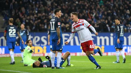Hamburgs Jann-Fiete Arp (r) jubelt nach einem Eigentor von Hoffenheims Kevin Akpoguma. 