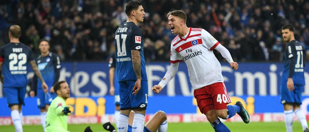 Hamburgs Jann-Fiete Arp (r) jubelt nach einem Eigentor von Hoffenheims Kevin Akpoguma. 