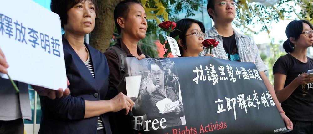 Menschenrechtsaktivisten demonstrieren in Taipei für die Freilassung von Lee Ming-che.