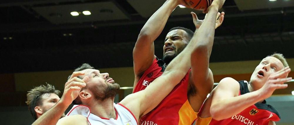 Ball im Blick: Österreichs Jozo Rados (l.), Johannes Thiemann und Robin Benzing
