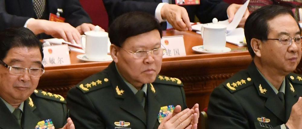 General Zhang Yang (Mitte) bei der Eröffnung des Nationalen Volkskongresses in Peking im März 2017.