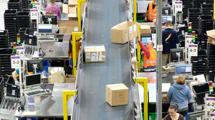 Blick in eine Halle des Online-Versandhandels Amazon in Leipzig. 