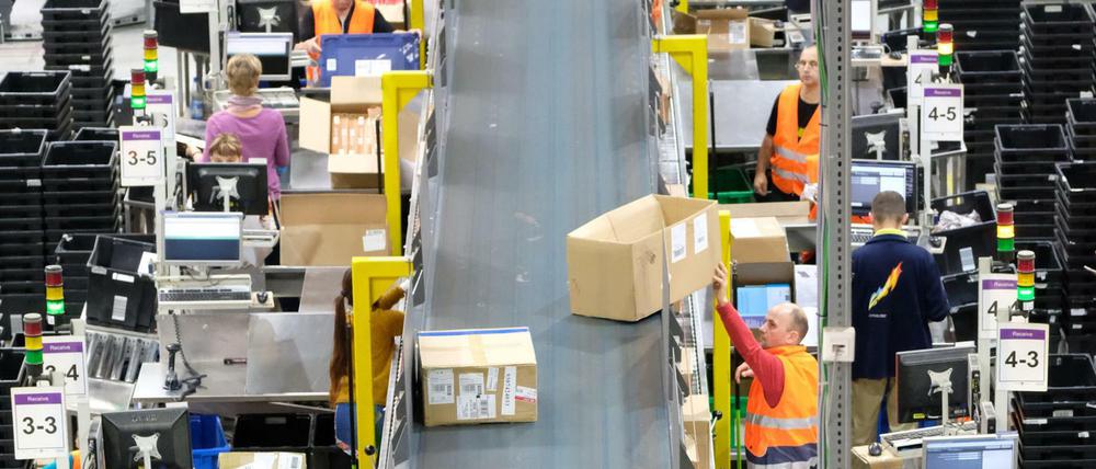 Blick in eine Halle des Online-Versandhandels Amazon in Leipzig.