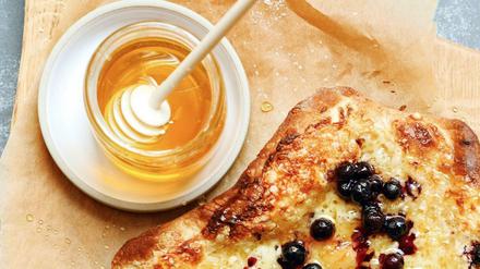 Gebirgsflammkuchen mit Bergkäse, Blaubeeren und Alpenrosenhonig. Ein Rezept aus dem Buch.