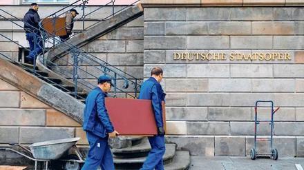 Wenige Tage vor dem Finale haben die Handwerker noch reichlich zu tun: Fliesen legen, Wege pflastern, Arbeiten auf dem Dach und in der Konditorei. 